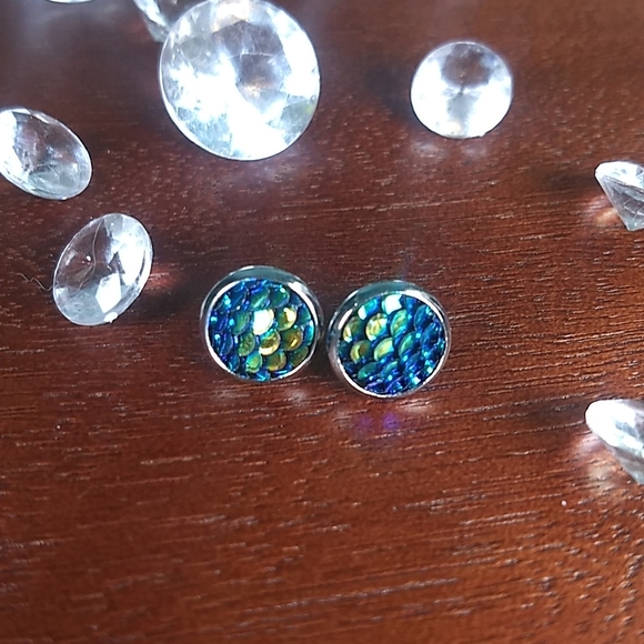 🔥2/$12🔥Mermaid Scale Earrings set by Atelier Sona, NWT, Blue/Green Chromatic - Picture 1 of 6